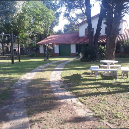 Jardín y acceso principal del predio