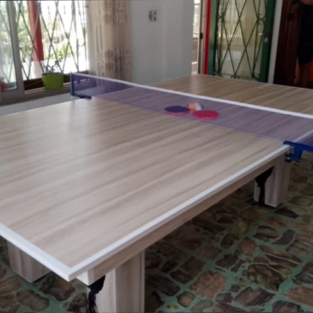 Mesa de ping pong en un área común del centro