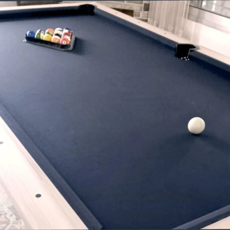 Mesa de pool en un espacio recreativo interior