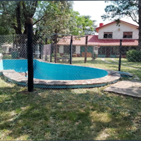 Vista exterior del centro con pileta y espacios verdes