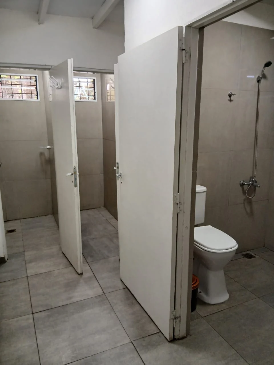 Sector de sanitarios y duchas de Centro Mi Destino